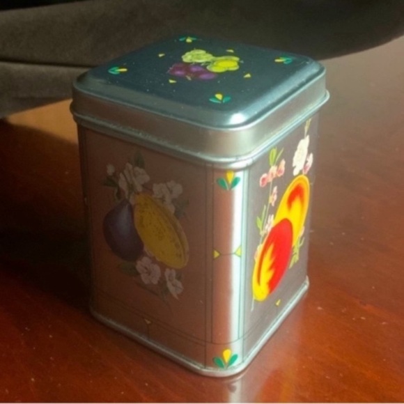 Lot of 11 Tea and Cookie Metal Tins with Lids - Picture 14 of 15